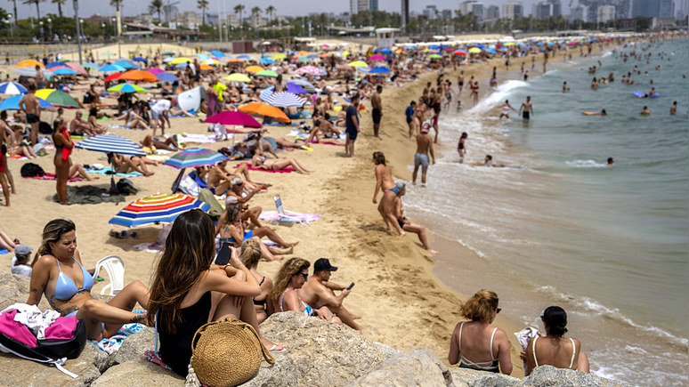 Guardian: летние пляжи для всех — власти Испании продвигают концепцию бодипозитива