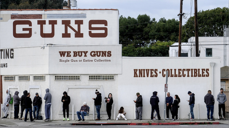 WT: в США третий год подряд продают больше миллиона единиц огнестрела в месяц