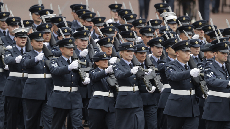 DT: Великобритания ставит под угрозу свою безопасность ради расового и гендерного разнообразия в армии