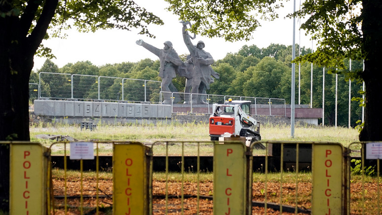 DELFI: в Латвии демонтируют памятник Освободителям Риги