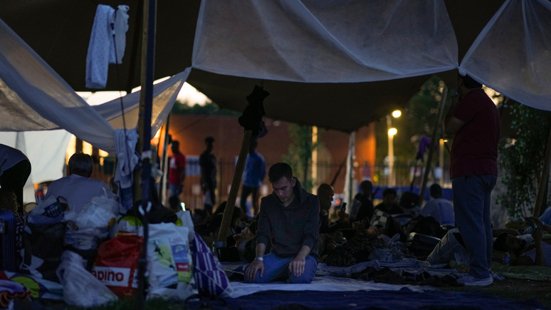 Das Erste: мусор, смрад, сон на полиэтилене — Нидерланды не справляются с наплывом беженцев 