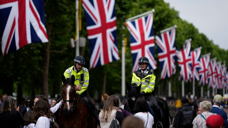 Guardian: относятся как к преступникам и экстремистам — от британских полицейских начали требовать сообщать о своих связях с журналистами