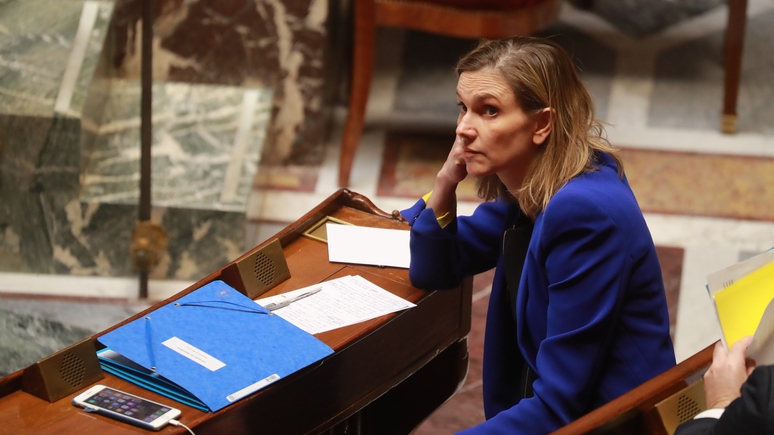 Le Figaro: механизм для решения срочных проблем Макрон использует в педагогических целях
