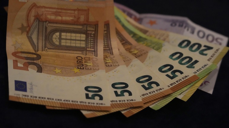 «Евро превратился в фантик» — обозреватель Figaro объяснил, почему французы не поехали летом за границу 