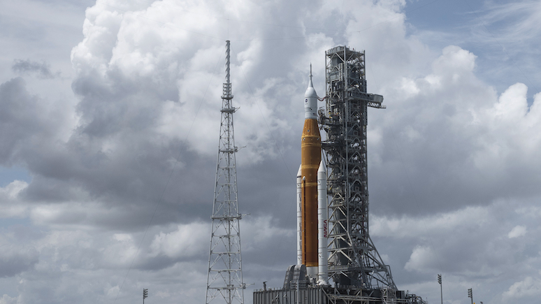 Hill: NASA перенесло запуск ракеты SLS к Луне из-за тропического шторма