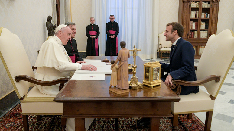 Sud Ouest: Макрон попросил Папу Римского провести переговоры между Байденом и Путиным