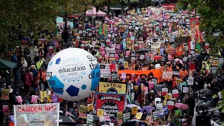 SRF: высокие цены и правительственный хаос выгнали тысячи британцев на протесты