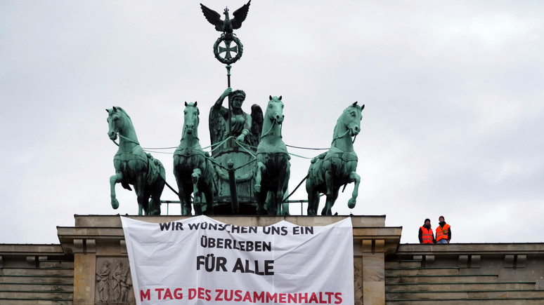 N-TV: климатических активистов раскритиковали после акции на Бранденбургских воротах