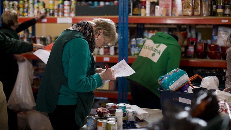 Independent: из-за высокого спроса в британских продовольственных фондах заканчивается еда