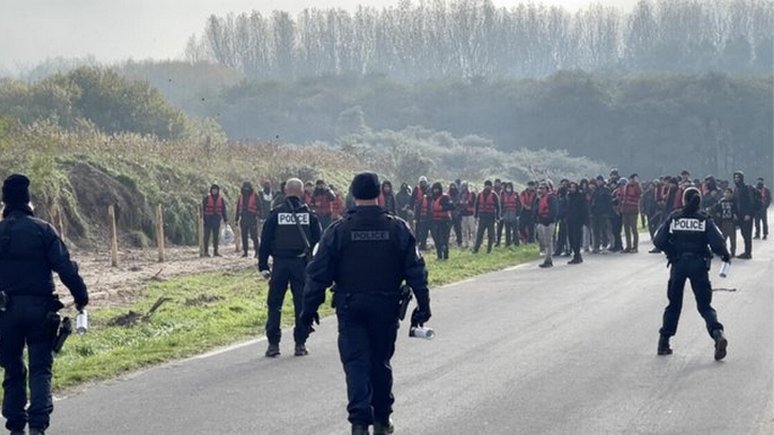 Le Figaro: мигранты забросали камнями французских полицейских