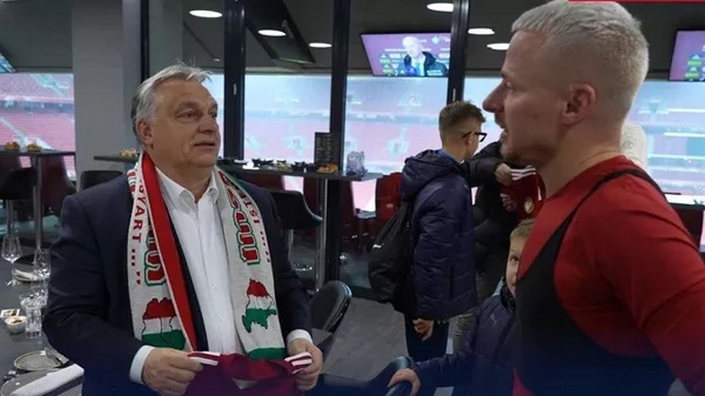 Der Spiegel: Орбан появился на публике в шарфе с изображением Венгрии в её исторических границах