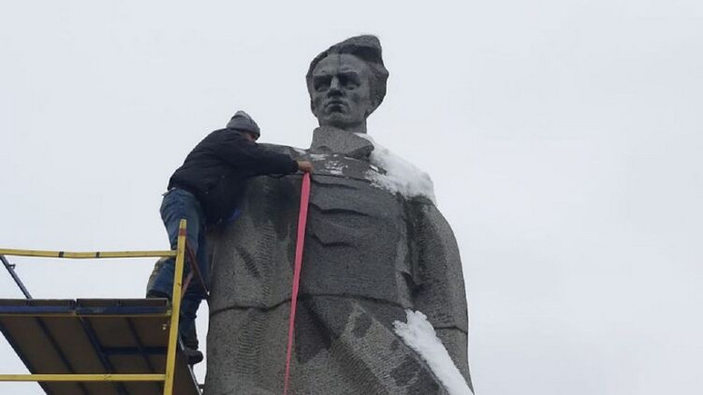 СТРАНА: в украинской Шепетовке снесут памятник Николаю Островскому