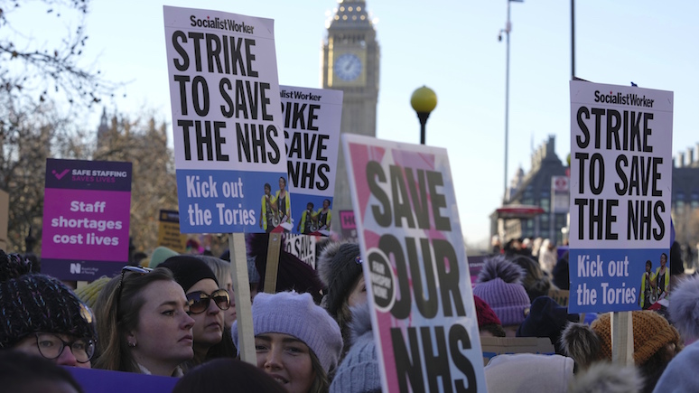 Sky News: «попытка быть услышанными» — британские медсёстры вышли на первую за столетие забастовку
