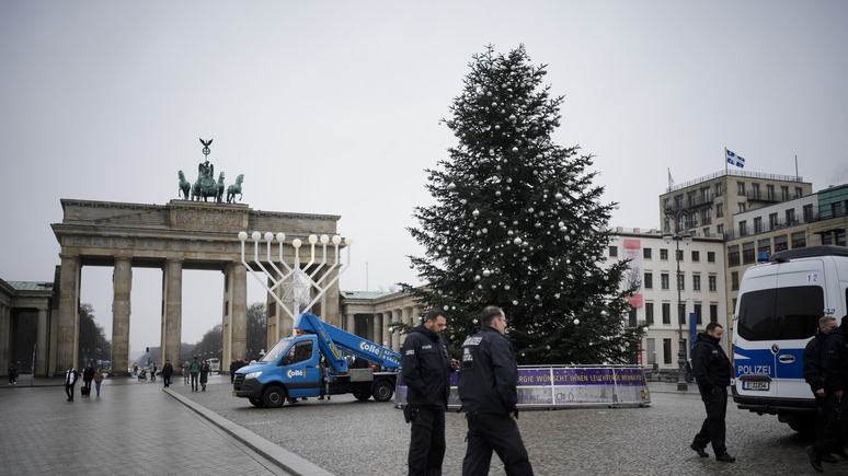 N-TV: «это всего лишь верхушка катастрофы» — климатические активисты «обезглавили» рождественскую ёлку в центре Берлина