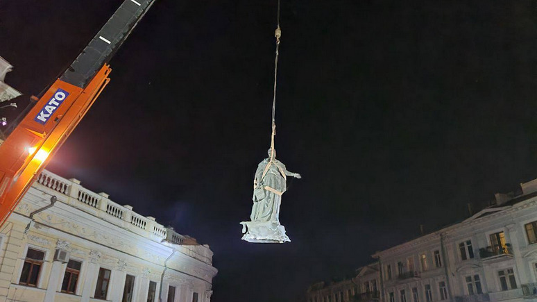 Корреспондент: в Одессе снесли памятники Екатерине II и Суворову