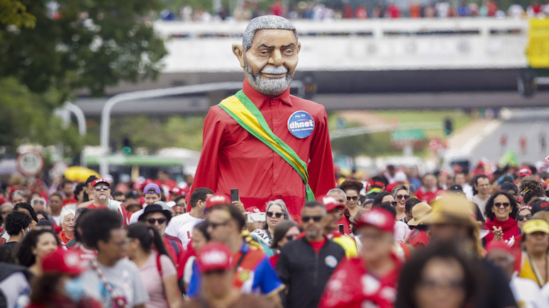 Guardian: новая политическая эра — тысячи бразильцев вышли на улицы страны, чтобы отпраздновать инаугурацию Лула да Силвы