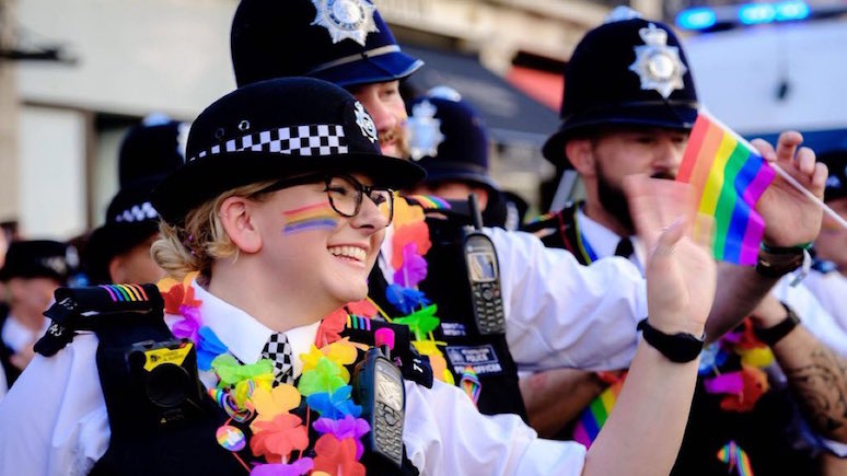 DT: на фоне бума преступности британская полиция спускает десятки тысяч на атрибутику ЛГБТ