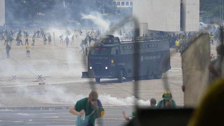 Le Monde: в Бразилию вернулось спокойствие после путча сторонников Болсонару