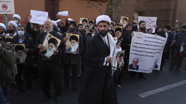 National: в Иране прошли акции протеста против карикатур Charlie Hebdo на верховного лидера страны