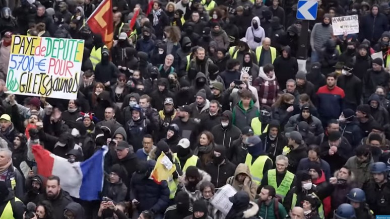 France Info: «Мы не унываем» — «жёлтые жилеты» снова вышли на улицы, чтобы опротестовать решения Макрона