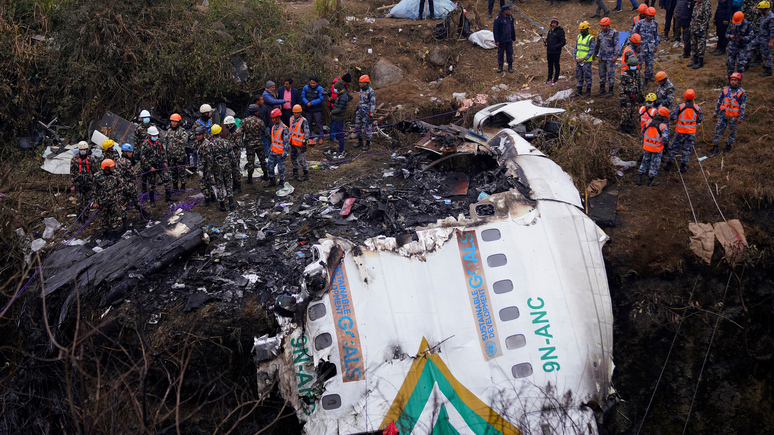 Das Erste: тяжёлые поиски выживших — спасатели продолжают операцию на месте крушения самолёта в Непале