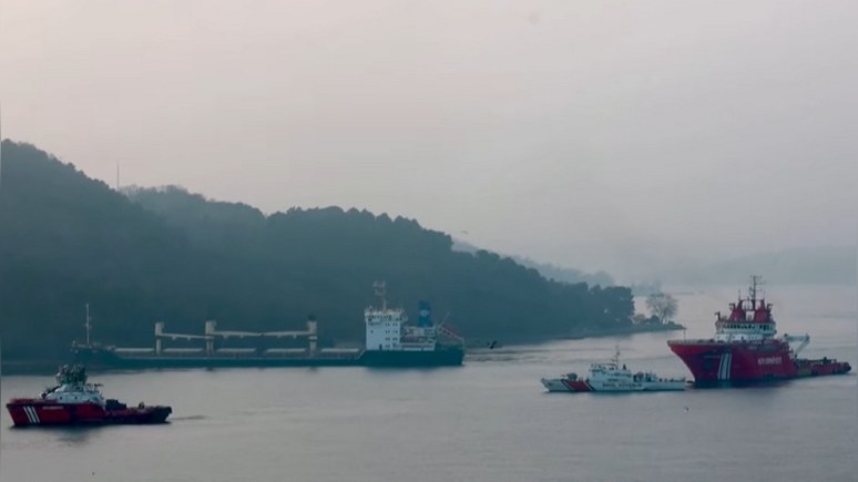 MEE: в проливе Босфор приостановили движение судов из-за севшего на мель судна с Украины