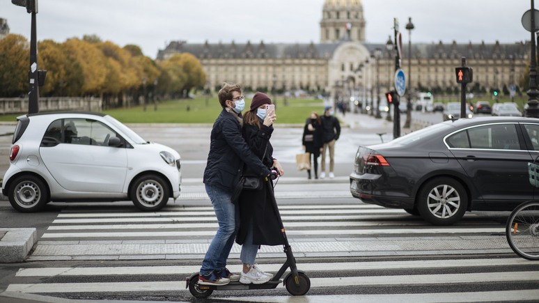 Le Monde: власти Парижа вынесли на референдум вопрос об электросамокатах 