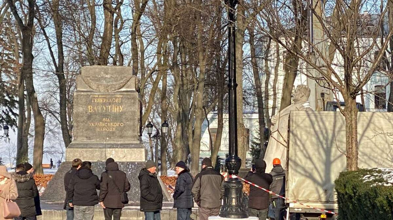 Не помогла даже болгарка: памятник генералу Ватутину в Киеве снесли лишь через 4 часа попыток