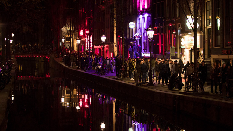 Guardian: всему виной туристы — власти Амстердама запретят курить марихуану в квартале красных фонарей 
