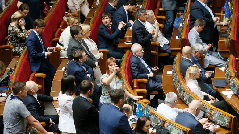 СТРАНА: депутаты Рады собираются отменить 8 Марта, Первомай и День Победы