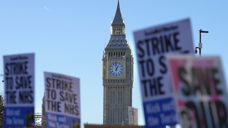 Independent: забастовки медработников вынуждают тысячи британцев ждать операций месяцами