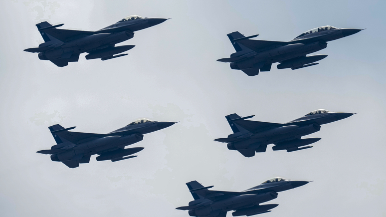 Bloomberg: Байден отложил идею передачи Киеву истребителей F-16
