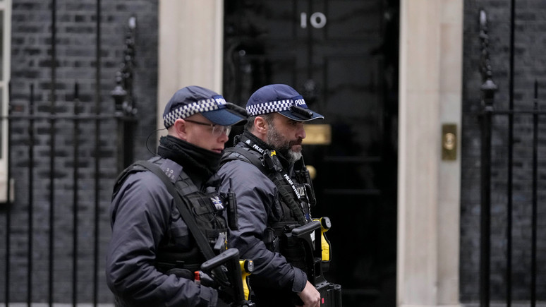 Guardian: в 2022 году уголовные обвинения предъявлены каждому сотому полицейскому в Англии и Уэльсе
