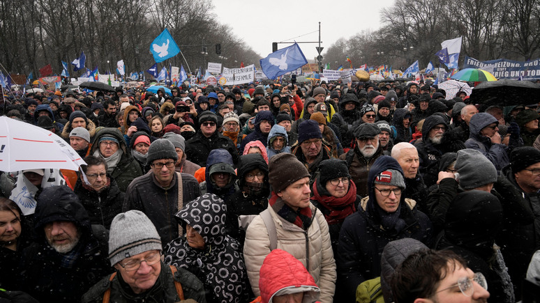 RBB: «Восстание за мир» в Берлине — на многотысячном митинге немцы призвали к переговорам и прекращению поставок оружия Украине