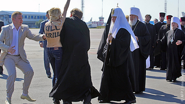 Активистки FEMEN устроили патриарху Кириллу «теплый прием»