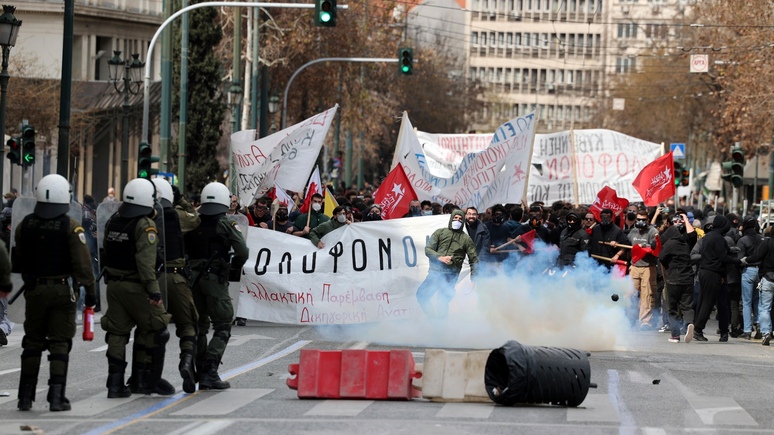 Spiegel: после железнодорожной катастрофы Грецию охватили массовые протесты — не обошлось без столкновений с полицией