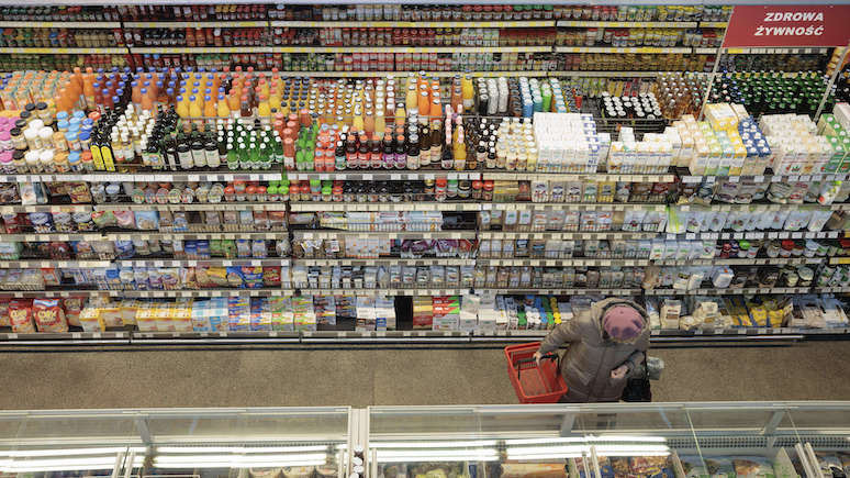 Rzeczpospolita: сигнал проблем на рынке — поляки стали чаще воровать продукты в магазинах или просто съедать ещё до кассы 