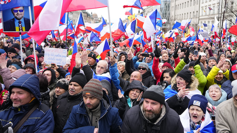 ABC: жители Праги вышли на массовые протесты против инфляции и военной поддержки Украины