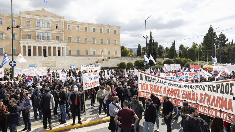 ABC News: после крушения пассажирского поезда в Греции не прекращаются протесты