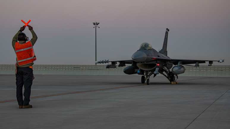 Politico: американские сенаторы призвали Пентагон ускорить отправку F-16 Украине