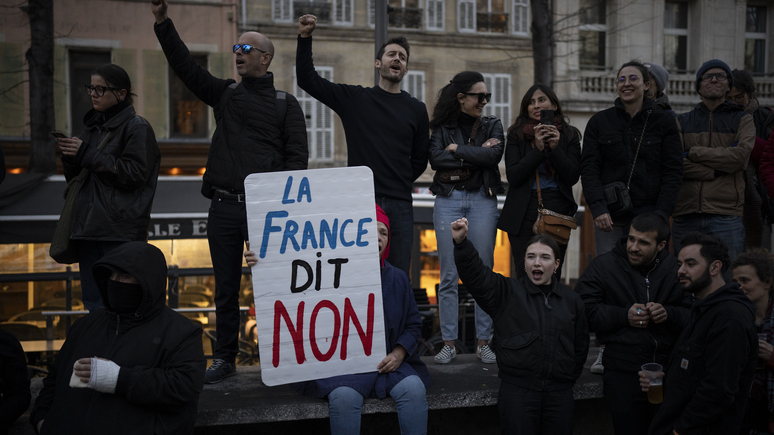 «Слушать французов не в его стиле» — Libération о решении Макрона провести пенсионную реформу без одобрения парламента