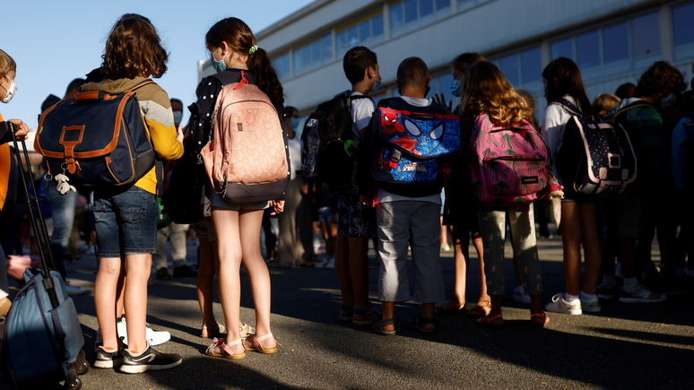 Telegraph: «ради гендерной нейтральности» — девочкам в английской школе запретили носить платья