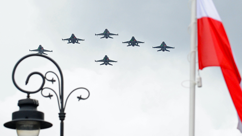 «Своя безопасность важнее»: экс-министр обороны Польши призвал не делиться с Украиной истребителями F-16