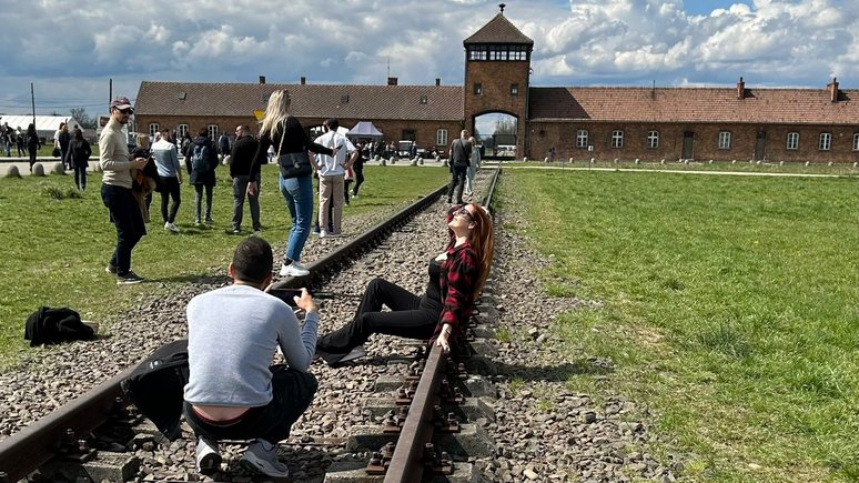 Independent: уважайте память погибших — музей Освенцима отреагировал на скандальное фото туристки