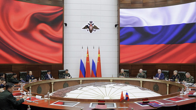 Politico: ЕС пытается переманить традиционных союзников России и Китая на свою сторону 