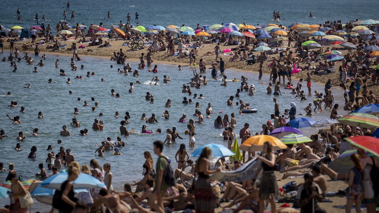 ZDF: лето ещё не началось, а на пляже в Барселоне уже работает только один душ