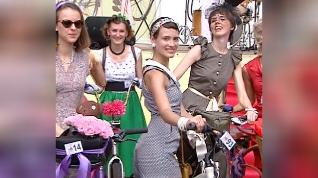 По Москве прокатились «Леди на велосипеде»