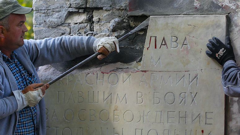 «Больше не колония России»: в Польше снесли очередной памятник благодарности Красной армии