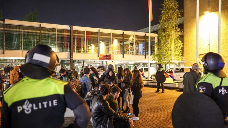 Spiegel: «крики, паника и хаос» — на турецком избирательном участке в Амстердаме произошла массовая драка с участием 300 человек