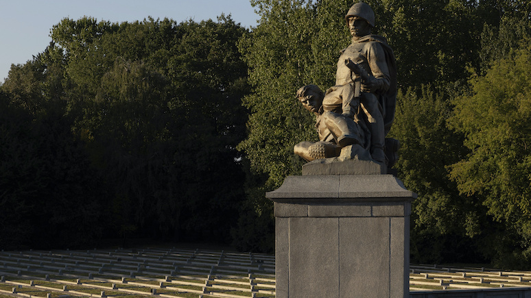 Не дали возложить цветы в День Победы: посла России в Польше не пустили к мемориалу в Варшаве